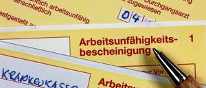 Krankenscheine liegen am 12.10.2009 auf einem Schreibtisch.