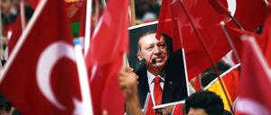 700.000 Wahlberechtigte haben sich in Deutschland am türkischen Referendum beteiligt. Auch die Community in Berlin zeigte sich tief gespalten. 