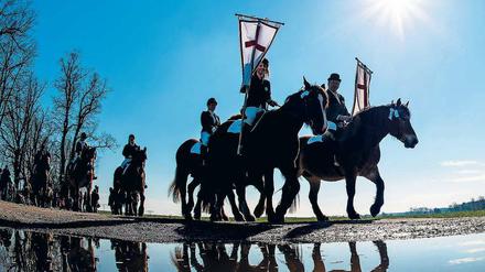 Osterreiter sind am Ostersonntag auch wieder nahe dem Spreewalddorf Zerkwitz bei Lübbenau unterwegs. 