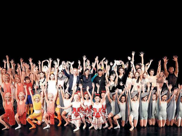 Ein Besuch wie ein Ferientag. Das Geld für das neugegründete Landesjugendballett kommt aus ihrem Etat: Berlins Bildungssenatorin Sandra Scheeres (Bildmitte).