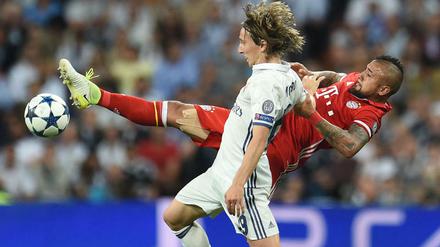 Arturo Vidal mit klasse Haltung - und den Ball gewinnt er in dieser Szene auch gegen Reals Modric.