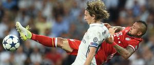 Arturo Vidal mit klasse Haltung - und den Ball gewinnt er in dieser Szene auch gegen Reals Modric.