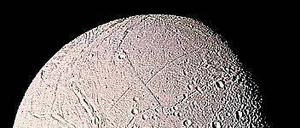 Schneeballmond. Enceladus, ein Saturnmond, ist von einer globalen Eisschicht umgeben. Hydrothermalquellen darunter könnten Leben ermöglichen.