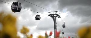 Die Gondeln der Seilbahn fahren am 13.04.2017 in Berlin am Eröffnungstag über das Gelände der Internationalen Gartenbauausstellung.