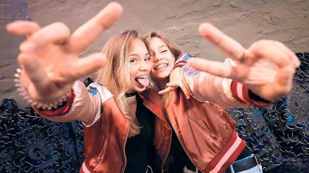 Lippenlesen. Die Zwillinge Lisa und Lena, 14, sind Deutschlands Instagram-Königinnen. Mit ihren Kurzvideos, in denen sie zu Popsongs selbst einstudierte Choreografien tanzen, haben die Stuttgarterinnen über zehn Millionen Fans bei Instagram. 
