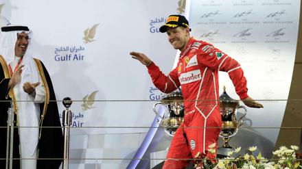 Siegestanz: Sebastian Vettel jubelt auf dem Podium in Bahrain. 