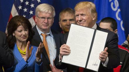 US-Präsident Donald Trump unterzeichnete bei einem Firmenbesuch in Wisconsin ein neues Dekret.