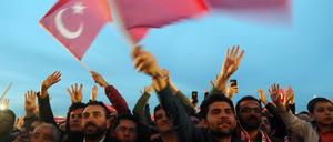 Anhänger der türkischen Präsidenten Erdogan feiern das Ergebnis des Referendums.