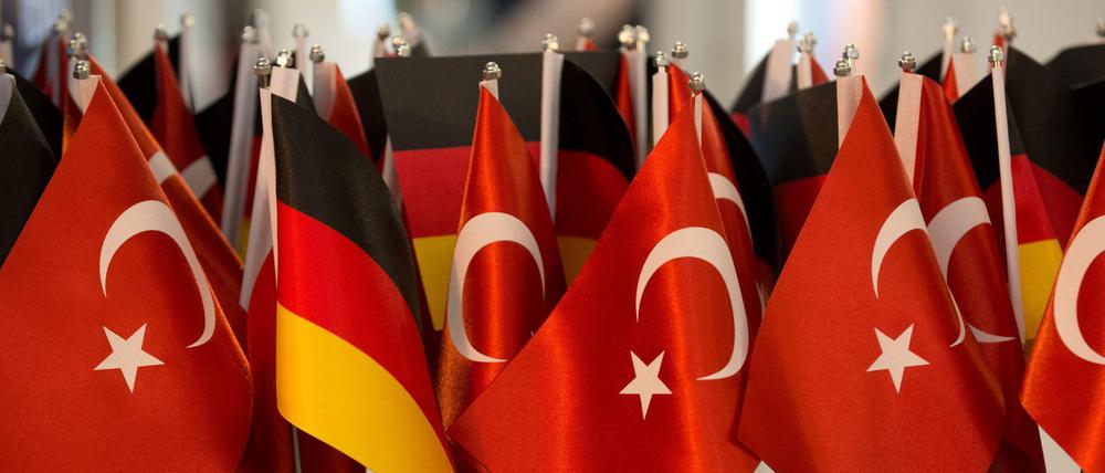 Deutsche und türkische Flaggen. Wie geht es weiter nach dem Referendum? 