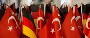 Deutsche und türkische Flaggen. Wie geht es weiter nach dem Referendum? 