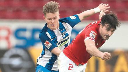 Meistens hintendran. Hertha BSC (hier mit Maximilian Mittelstädt, l., gegen Donati) fand gegen die Mainzer schwer ins Spiel und verlor am Ende verdient. 