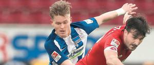 Meistens hintendran. Hertha BSC (hier mit Maximilian Mittelstädt, l., gegen Donati) fand gegen die Mainzer schwer ins Spiel und verlor am Ende verdient. 