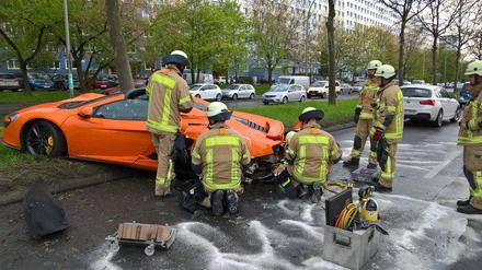 Die Feuerwehr muss das Auto bergen und ausgelaufenes Öl binden. 