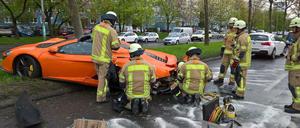 Die Feuerwehr muss das Auto bergen und ausgelaufenes Öl binden.