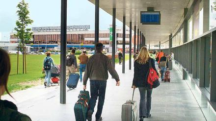 Mit Bahn und Flugzeug. Für Passagiere in Schönefeld ist es oft unklar, mit welcher Bahn sie fahren können. 