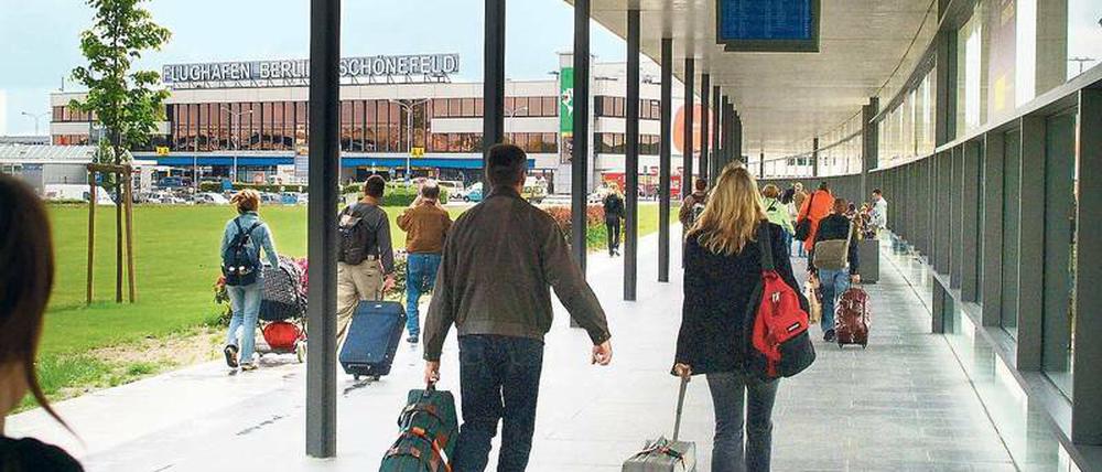 Mit Bahn und Flugzeug. Für Passagiere in Schönefeld ist es oft unklar, mit welcher Bahn sie fahren können.