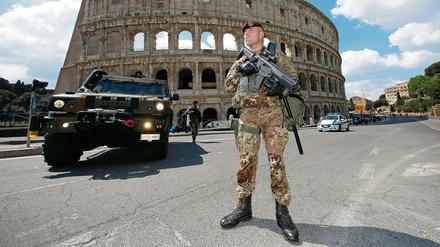 Soldaten patrouillieren vor dem Kolosseum in Rom.
