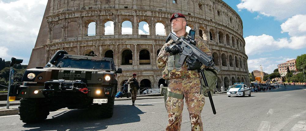 Soldaten patrouillieren vor dem Kolosseum in Rom.