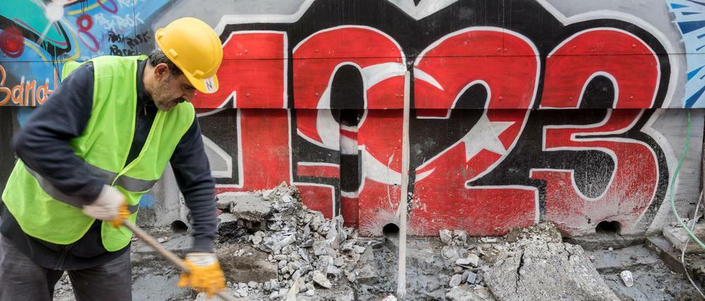 Ein Graffito erinnert in Istanbul an das Jahr der Staatsgründung 1923 unter Atatürk.