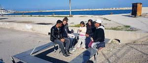 Nach der Flucht. Beratungsgespräch mit Asylsuchenden am Hafen. 