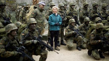 Verteidigungsministerin Ursula von der Leyen bei einem Truppenbesuch bei Gebirgsjägern.