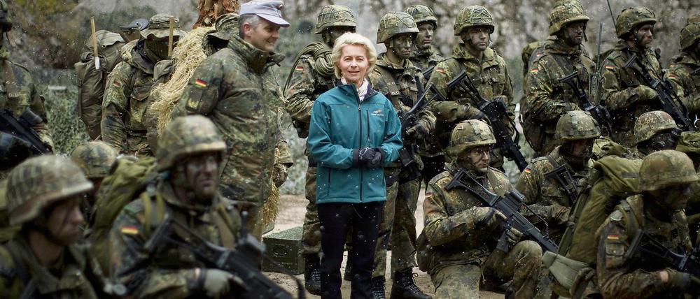 Verteidigungsministerin Ursula von der Leyen bei einem Truppenbesuch bei Gebirgsjägern.