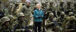 Verteidigungsministerin Ursula von der Leyen bei einem Truppenbesuch bei Gebirgsjägern.