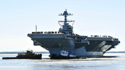 Der US-Flugzeugträger USS Gerald R. Ford verlässt am 08.04.2017 den Hafen von Newport News, USA, für Probefahrten.