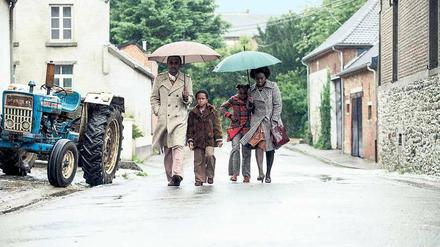 Wahre Geschichte. Der Arzt Seyolo Zantoko (Marc Zinga, l.) kommt mit Frau (Aissa Maiga) und Kindern (Baron Lebli, Medina Diarra) ins Dorf Marly-Gomont. Die Bauern sind entsetzt.