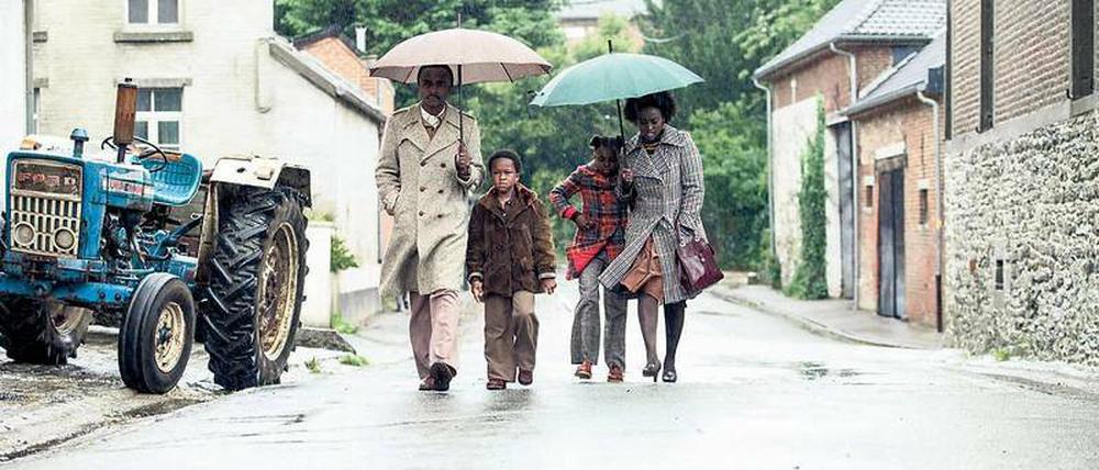 Wahre Geschichte. Der Arzt Seyolo Zantoko (Marc Zinga, l.) kommt mit Frau (Aissa Maiga) und Kindern (Baron Lebli, Medina Diarra) ins Dorf Marly-Gomont. Die Bauern sind entsetzt.