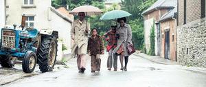 Wahre Geschichte. Der Arzt Seyolo Zantoko (Marc Zinga, l.) kommt mit Frau (Aissa Maiga) und Kindern (Baron Lebli, Medina Diarra) ins Dorf Marly-Gomont. Die Bauern sind entsetzt.