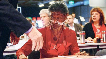 Kein Verständnis für kritische Anmerkungen zur Willkommenskultur hatte der Aktivist, der Linken-Politikerin Sahra Wagenknecht im Mai 2016 mit einer Torte angriff. 