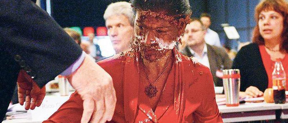 Kein Verständnis für kritische Anmerkungen zur Willkommenskultur hatte der Aktivist, der Linken-Politikerin Sahra Wagenknecht im Mai 2016 mit einer Torte angriff.