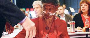 Kein Verständnis für kritische Anmerkungen zur Willkommenskultur hatte der Aktivist, der Linken-Politikerin Sahra Wagenknecht im Mai 2016 mit einer Torte angriff. 