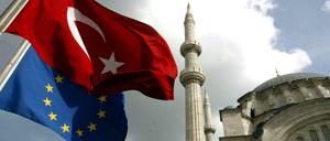 Die türkische und die europäische Flagge wehen vor der Nuruosmaniye-Moschee in Istanbul.