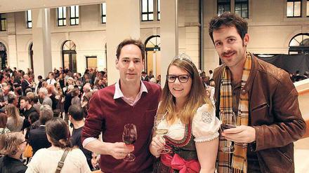 Entspannung! Die Orchestervorstände Knut Weber (links) und Alan Nilles mit Weinprinzessin Hanna Mußler.