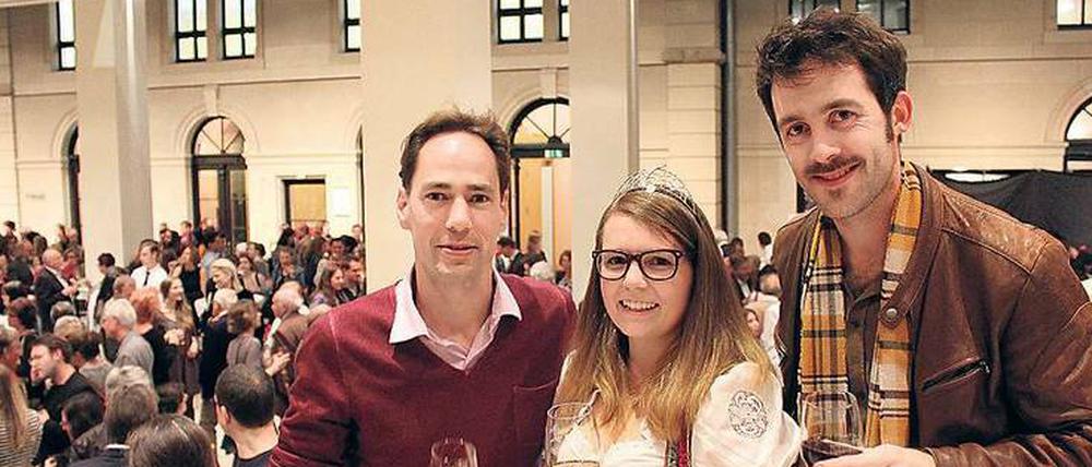 Entspannung! Die Orchestervorstände Knut Weber (links) und Alan Nilles mit Weinprinzessin Hanna Mußler.