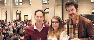 Entspannung! Die Orchestervorstände Knut Weber (links) und Alan Nilles mit Weinprinzessin Hanna Mußler.