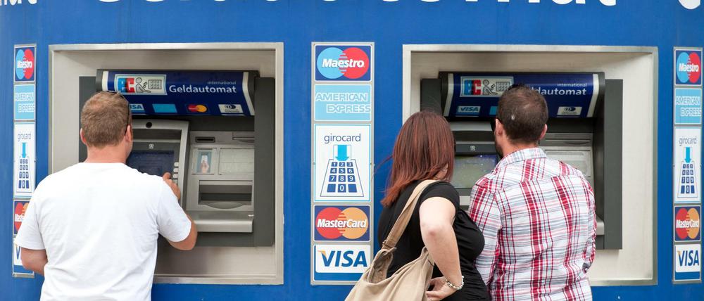 Kunden an einem Bankautomaten in Berlin.