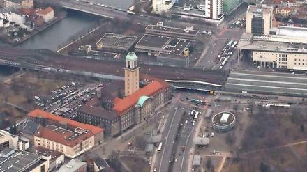 Das Spandauer Rathaus aus der Vogelperspektive, die dunklen Dachbereiche sind rund 70 Jahre alt.