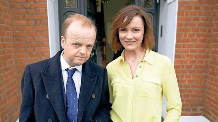 Als erfolgreicher Bänker bringt Roger (Toby Jones) das Geld nach Hause. Ehefrau Arabella (Rachael Stirling) gibt es hingegen gerne wieder aus.
