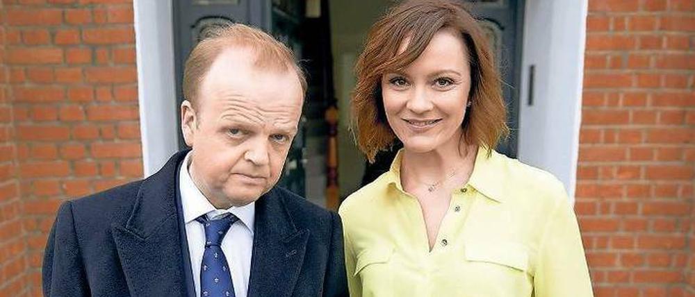 Als erfolgreicher Bänker bringt Roger (Toby Jones) das Geld nach Hause. Ehefrau Arabella (Rachael Stirling) gibt es hingegen gerne wieder aus.