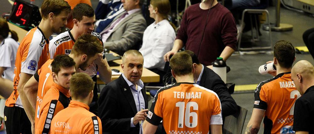 Viel Klärungsbedarf: Trainer Serniotti schaffte es offenbar nicht, seinem Team eine gewinnbringende Strategie gegen United zu vermitteln. (Archivbild)
