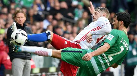 Hoch das Bein: Bremens Santiago Garcia (r) kämpft gegen den Hamburger Aaron Hunt um den Ball. 