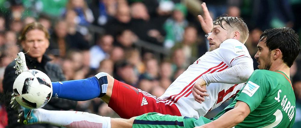 Hoch das Bein: Bremens Santiago Garcia (r) kämpft gegen den Hamburger Aaron Hunt um den Ball. 