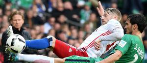 Hoch das Bein: Bremens Santiago Garcia (r) kämpft gegen den Hamburger Aaron Hunt um den Ball. 
