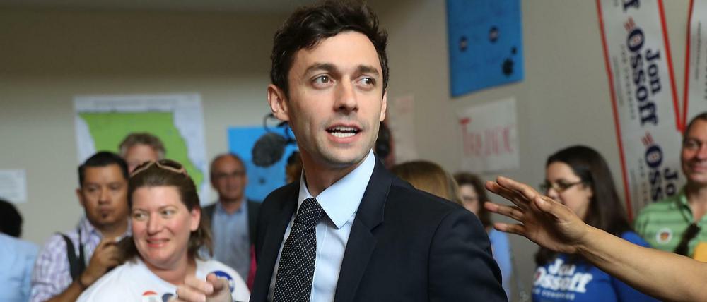 Jon Ossoff spricht mit freiwilligen Wahlkämpferinnen und Wahlkämpfern in Marietta, Georgia.