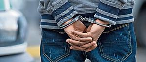 Ein vorläufig festgenommener, mutmaßlicher Krimineller. 