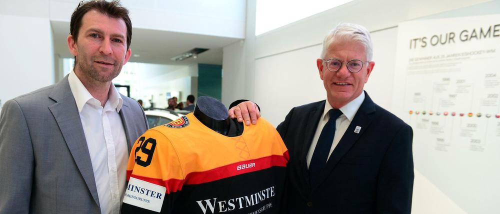 DEB-Präsident Franz Reindl (r) ernennt Sven Felski (l) zum Botschafter der Eishockey-WM.