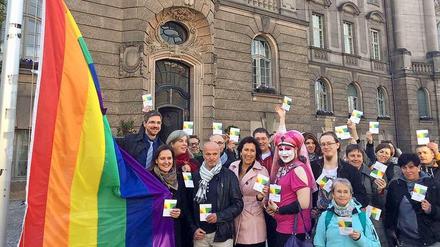 Die Regenbogenfahne wird vor dem Potsdamer Rathaus gehisst.